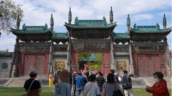 游客在代州古城参观