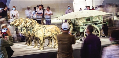 　5月18日，游客在新落成的秦始皇帝陵铜车马博物馆里参观。 本报记者 袁景智 摄