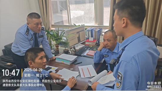 郝志强（左一）工作照