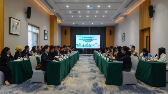图：媒体调研采访团在咸阳调研中国人寿发展银龄安康保险项目