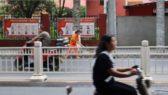 图为农民诗人、环卫工人刘英桃街头清扫道路 白佳鑫 摄