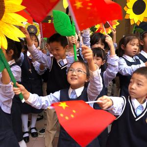 楊凌2000多名“花朵兒”激情綻放為祖國歌唱