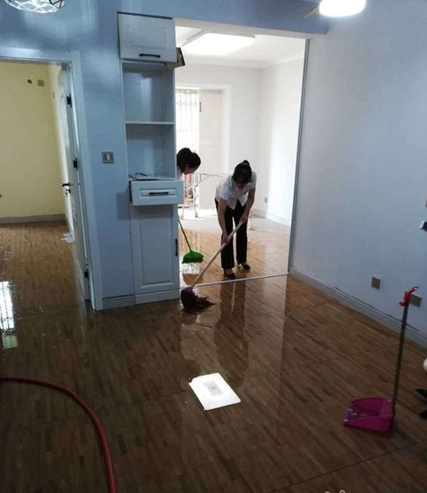 长安业主刚装修的新房还未住 污水倒流酸臭味扑鼻