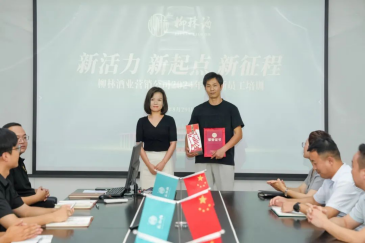 西安柳林酒业营销公司行政总经理董苗苗为优秀学员颁发证书