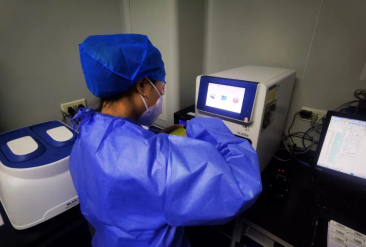 进行核酸扩增分析，并得到最终检测结果