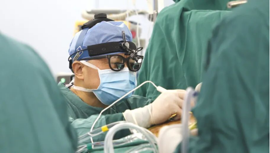 陈文生主任医师手术中