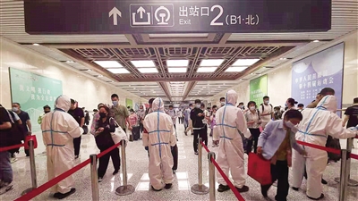 旅客经通道抵达换乘中心 本报记者 张彦刚 摄