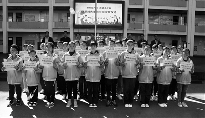受助学生代表领取资助金