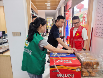 中国人寿工作人员为浙江受灾地区捐赠物资