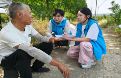 图为实践队员与家长探讨科学教育方式 康旭娟 供图