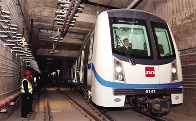 4月19日，西安地铁一号线二期开始首次列车“带电试跑” 新华社发