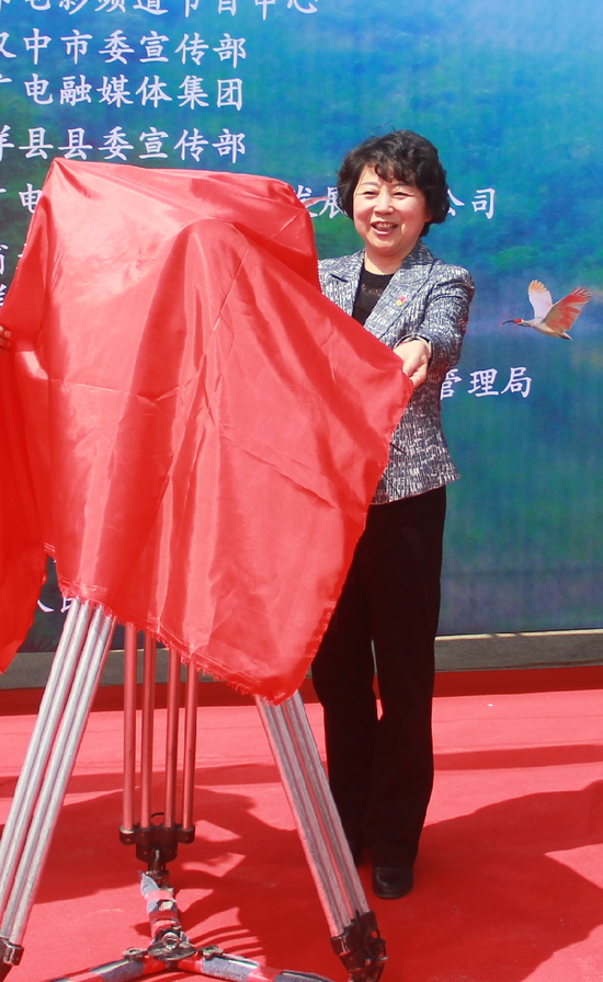 王春丽为开机揭幕