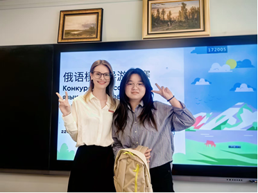 学生参加俄语模拟导游比赛