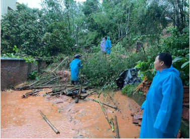 中国人寿驻村干部在广西参与灾后道路隐患清理工作