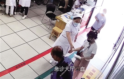 吴婷(右)向医生介绍受伤老人伤情(视频截图)