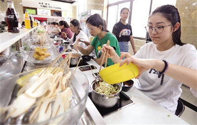 近日，西安一所高校餐厅的回转火锅成网红，吸引不少师生前来品尝。 本报记者 陈飞波 摄