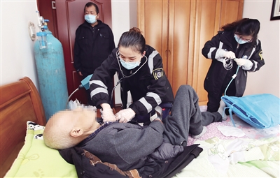 昨日是“120急救宣传日”,记者跟随西安急救中心工作人员,记录下他们抢救一位老人的紧张时刻。 本报记者 马昭 摄