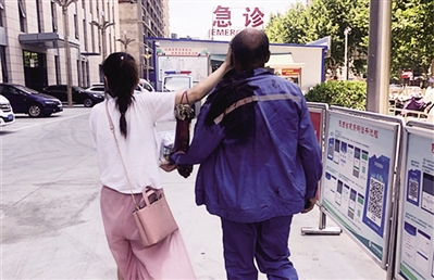 吴婷护送受伤老人就医