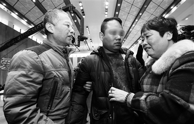 代军被拐后回到父母身边