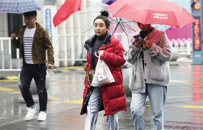 气温下降市民穿羽绒服出行 本报记者 马昭 摄