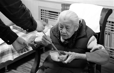 杨乐的奶奶喜欢吃米饭面条饺子 本报记者 陈飞波 摄