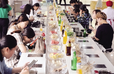 校園餐廳里的回轉火鍋深受學生喜愛 本報記者 陳飛波 攝