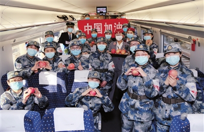 乘務(wù)員為每名醫(yī)療隊(duì)員準(zhǔn)備了蘋果,預(yù)祝他們早日平安凱旋。 本報(bào)記者 張毅偉 攝