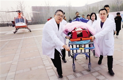 患者順利送抵西安國際醫(yī)學(xué)中心醫(yī)院 本報(bào)記者 阮班慧攝