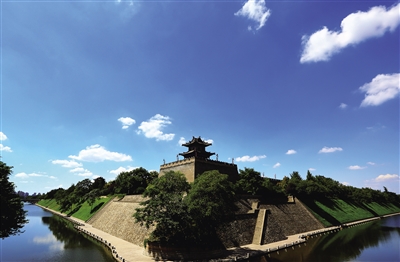 昨日,西安阳光明媚,蓝天白云。市民纷纷拍照留念,在微信朋友圈“打卡”。 本报记者 马昭 代泽均 摄