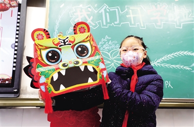 太华路小学开学第一课 本报记者 代泽均 摄