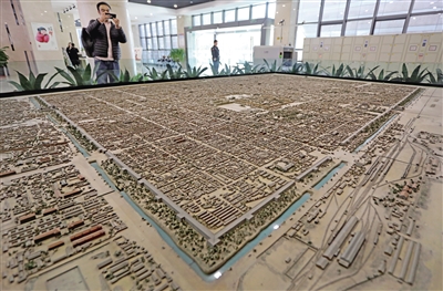 西安市城市規劃展覽館內，一座按照1：1000比例制作的微縮模型引來眾多市民參觀。該模型采用木料手工制作，真實再現上世紀50年代中后期西安老城區。 本報記者 王曉峰 攝
