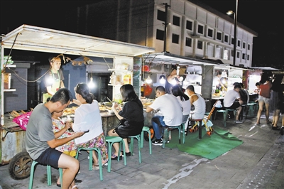 夜市摊点为夫子庙商业街增添人气