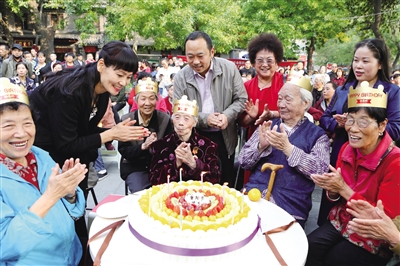 10月15日,三學(xué)街社區(qū)100歲的謝蕙(前排右三)等老人提前過重陽節(jié) 首席記者 趙麗莉 攝