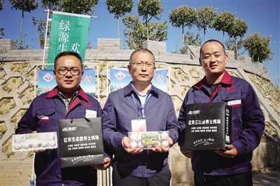 綏德縣縣長(zhǎng)姬躍飛為兄弟倆的“土雞蛋”代言