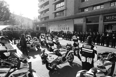 西安警方舉行掃黑除惡專(zhuān)項(xiàng)斗爭(zhēng)主題宣傳活動(dòng) 本報(bào)記者 宋雨 攝