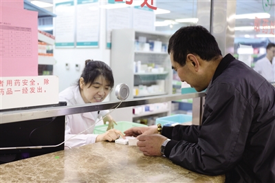 國家“4+7”集中采購藥品工作正式步入臨床使用階段。3月25日起，西安市民可以在全市各試點公立醫療機構用上質優價廉的“4+7”中選藥品了。據記者了解，有25種藥品降價。圖為西安大興醫院，市民在窗口取藥。本報記者 阮班慧攝