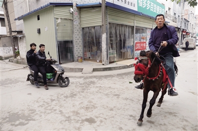 呼延更柱每天都要骑着马溜达一会儿 本报记者 李宗华摄