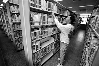 王亦晨在图书馆 本报记者 陈飞波 摄