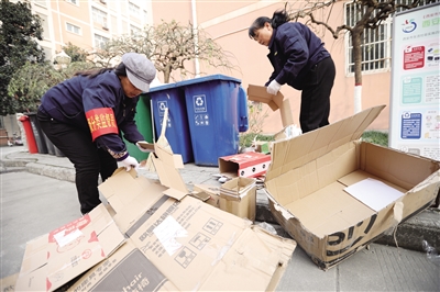 宿管阿姨整理纸箱 本报记者 陈飞波 摄