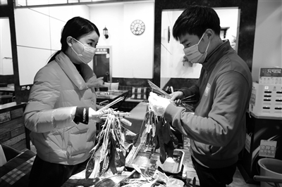 倆人投資的串串店 本報記者 李宗華 實習(xí)生 王夏楠 攝