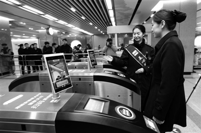 乘客體驗(yàn)刷臉乘車(chē) 本報(bào)記者 沈繼軍 攝
