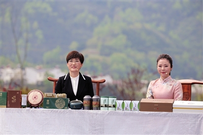 平利副县长陈俊（左）直播推销春茶