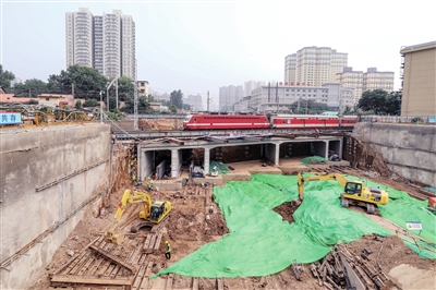 6月13日上午，经九路 — 陇海铁路立交迎来关键性施工节点，1号箱桥完成了顶进，比原计划提前了两天。该项目修建完成后将实现双向八车道通行。 本报记者 沈继军 摄