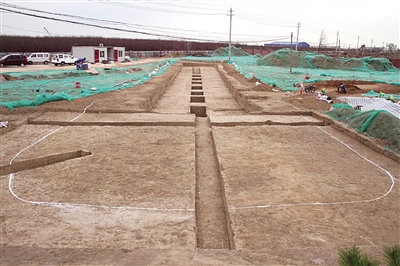 大圖為墓園局部,小圖為出土的陶俑 陜西省考古研究院供圖