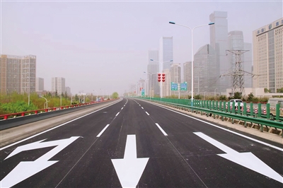 绕城高速重新施划了交通标志线 本报记者 李佳 摄