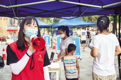刘蕾担任防疫志愿者