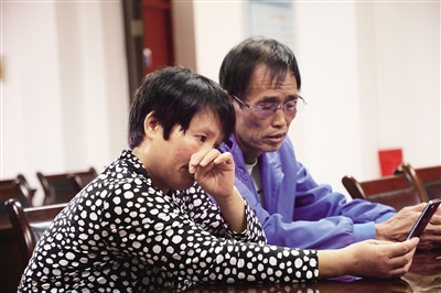 刘子尧夫妇与女儿视频通话
