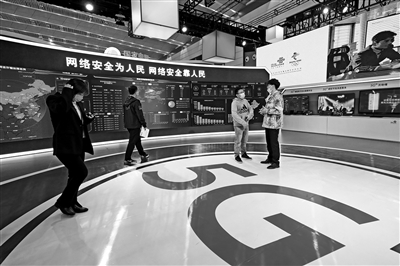 市民在展会现场参观。 本报记者 王晓峰 摄