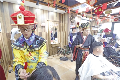身著古裝的店員為顧客理發(fā) 本報記者 陳飛波 實習生 石鋒 華人 攝
