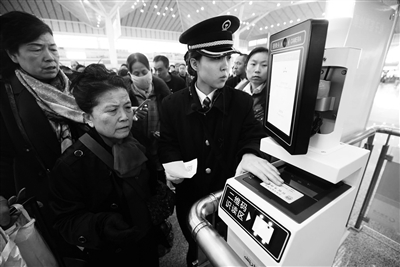 乘客购买电子客票后刷身份证进站乘车